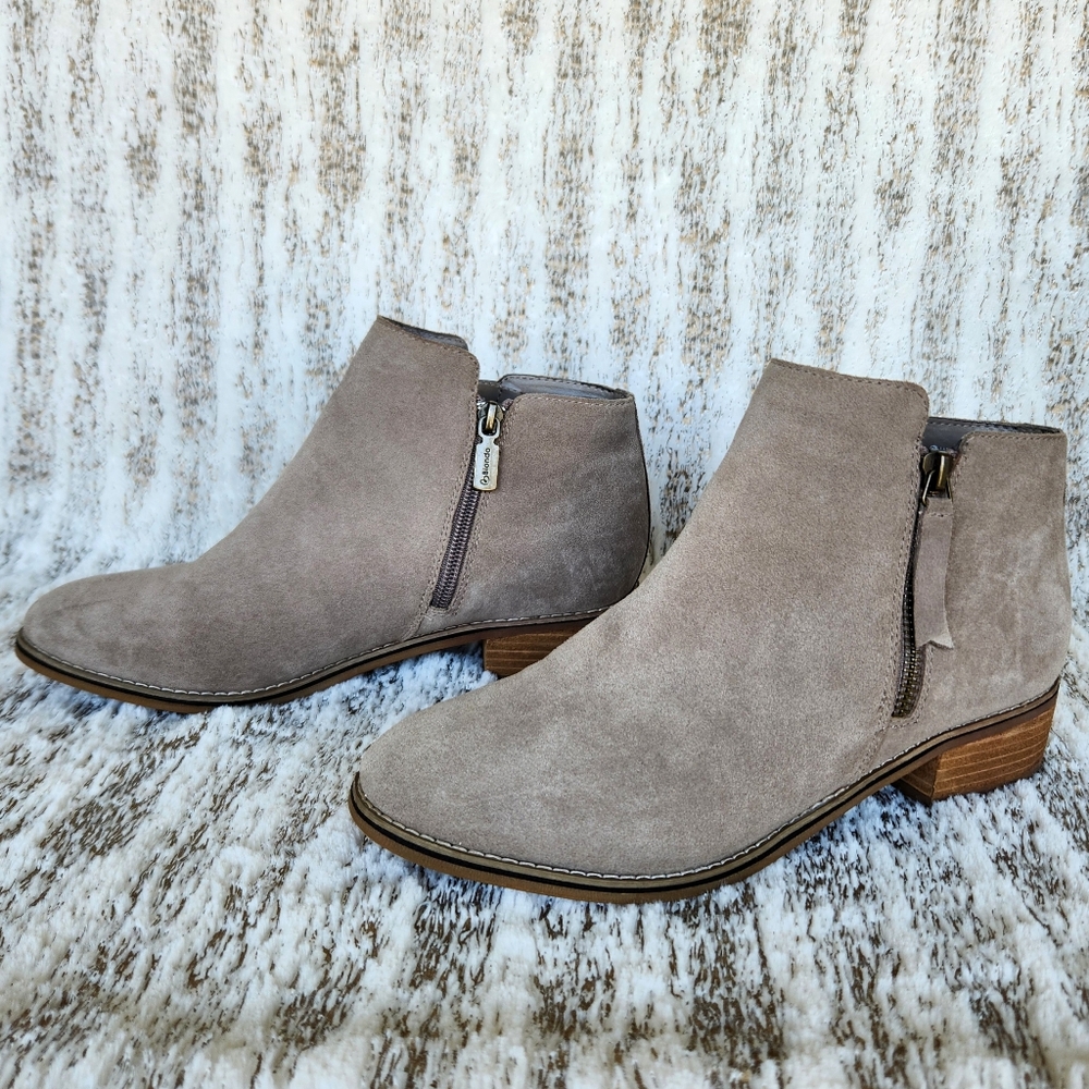 Blondo "Linda" Waterproof Beige Taupe Tan Suede Ankle Bootie | Women's Size 9.5 - Picture 3 of 12